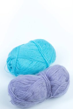 Beyaz bir arka plan üzerinde izole örgü ipliği