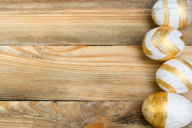 Mutlu Paskalyalar. Ahşap masaya boyanmış yumurtalar. Üst görünüm