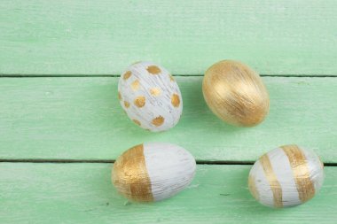 Mutlu Paskalyalar. Ahşap masaya boyanmış yumurtalar. Üst Manzara. Metin için alanı kopyala