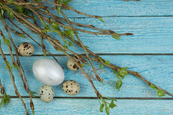 Ostereier Und Zweig Mit Blättern Auf Holztischhintergrund Ansicht Von Oben — Stockfoto