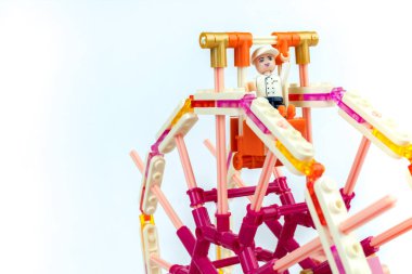 Çocuk tasarımcısı geliştiriyorum. Kukla adamlarla dönme dolap. Beyaz arka planda izole edilmiş. Lego