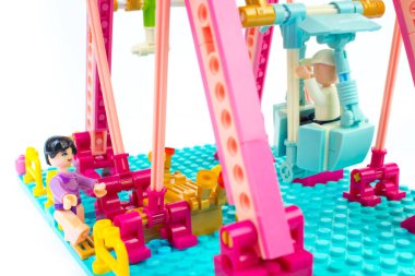 Çocuk tasarımcısı geliştiriyorum. Kukla adamlarla dönme dolap. Beyaz arka planda izole edilmiş. Lego