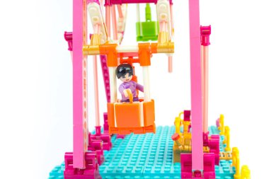 Çocuk tasarımcısı geliştiriyorum. Kukla adamlarla dönme dolap. Beyaz arka planda izole edilmiş. Lego