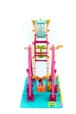 Çocuk tasarımcısı geliştiriyorum. Kukla adamlarla dönme dolap. Beyaz arka planda izole edilmiş. Lego