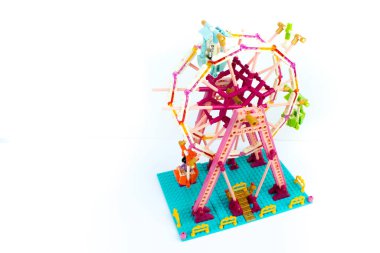 Çocuk tasarımcısı geliştiriyorum. Kukla adamlarla dönme dolap. Beyaz arka planda izole edilmiş. Lego