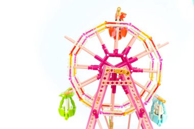 Çocuk tasarımcısı geliştiriyorum. Kukla adamlarla dönme dolap. Beyaz arka planda izole edilmiş. Lego