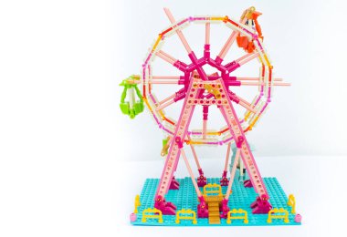 Çocuk tasarımcısı geliştiriyorum. Kukla adamlarla dönme dolap. Beyaz arka planda izole edilmiş. Lego