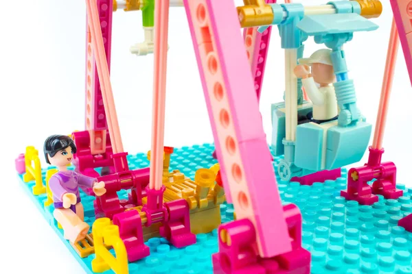 Desenvolvendo Designer Infantil Roda Gigante Com Bonecos Isolado Fundo Branco — Fotografia de Stock