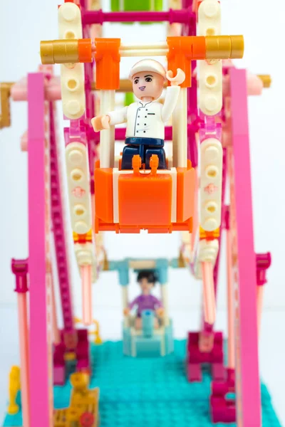 Desenvolvendo Designer Infantil Roda Gigante Com Bonecos Isolado Fundo Branco — Fotografia de Stock