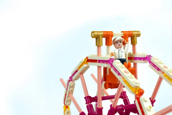 Vyvíjení Dětské Návrhářky Ruské Kolo Loutkaři Izolované Bílém Pozadí Lego — Stock fotografie