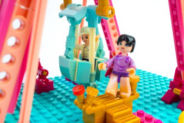 Çocuk tasarımcısı geliştiriyorum. Kukla adamlarla dönme dolap. Beyaz arka planda izole edilmiş. Lego