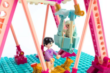 Çocuk tasarımcısı geliştiriyorum. Kukla adamlarla dönme dolap. Beyaz arka planda izole edilmiş. Lego