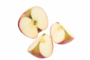 İzole edilmiş elmalar. Kesilmiş dilimlenmiş kırmızı elma meyvesi. Kırpma yolu ile beyaza izole edilmiş.