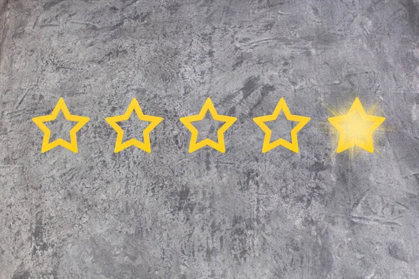银色五星形的灰色混凝土背景 最好的优秀业务服务评价客户体验的概念 设定五星级目标的概念图 提高评级或排名 评价和分类观念 — 图库照片
