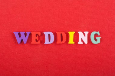 Kırmızı arkaplan ile ilgili kelimeler renkli alfabe bloğu tahta harflerden oluşmuş, reklam metinleri için kopyalama alanı. İngilizce öğrenme kavramı