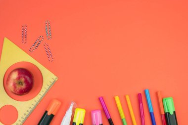 Okula dönelim. Somon-portakal renginde kırtasiye malzemesi. Renkli masa. Fotokopi alanı olan ofis masası. Düz yatıyordu