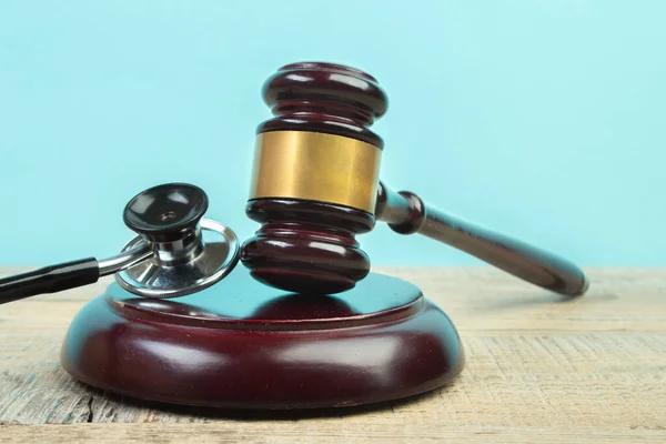 ギャベル判事と聴診器 医療に関する法律 医療上の過失に関する文章 — ストック写真
