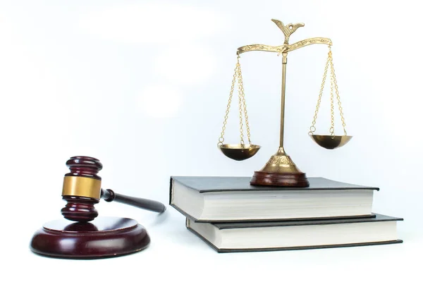 Escalas Mazo Juez Libros Jurisprudencia Sobre Fondo Blanco Concepto Jurídico —  Fotos de Stock
