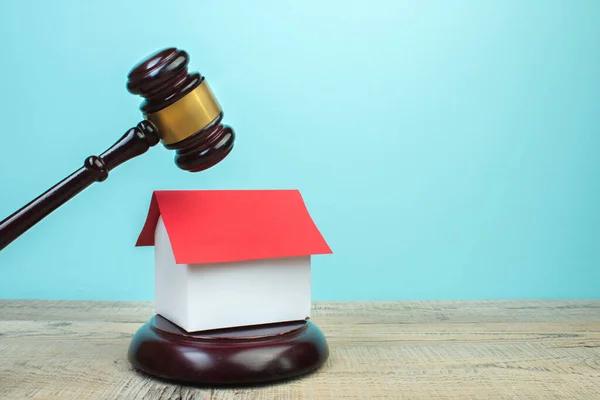 Holzhaus Schlüssel Und Richtergabel Auf Einem Holztisch Symbol Für Hypotheken — Stockfoto