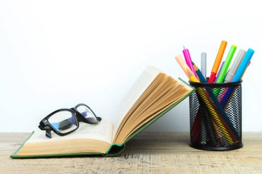 Kapaklı kitap kompozisyonu, sayfaları yelpaze, beyaz arka planda izole. Okula dönelim. Uzayı kopyala Eğitim geçmişi