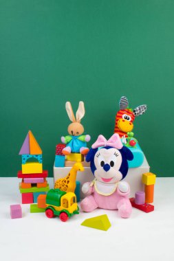 Yeşil arka planda renkli oyuncaklar koleksiyonu
