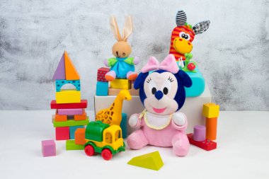 Gri beton arka planda renkli oyuncaklar koleksiyonu