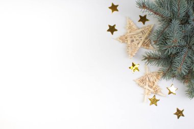 Yıldızlar, dekorasyonlar, beyaz bir arka planda ladin. Kopyalama alanı olan üst görünüm.