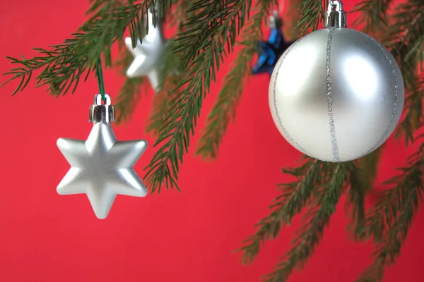 冷杉树枝和红色背景的冬青圣诞球的圣诞构图 — 图库照片