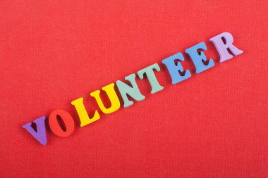 Kırmızı arkaplan ile ilgili kelimeler renkli alfabe bloğu tahta harflerden oluşmuş, reklam metinleri için kopyalama alanı. İngilizce öğrenme kavramı