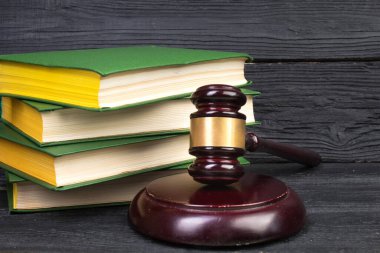 Hukuk kavramı - mavi zemin üzerine mahkeme veya Hukuk İcra ofiste tabloda bir ahşap hakimler tokmak ile açık kanun kitabı. Metin için yer kopyalayın