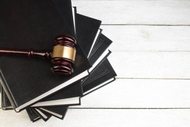 Hukuk konsepti - Beyaz arka planda izole edilmiş bir mahkeme salonunda ya da emniyet teşkilatında ahşap yargıç tokmağı olan bir hukuk kitabı. Metin için alanı kopyala