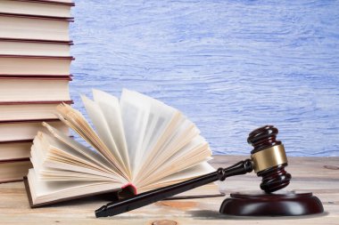 Hukuk ve adalet, yasallık kavramı, mavi arka plandaki yargıç tokmağı, hukuk kütüphanesi kavramı.