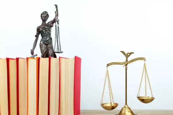Concepto Ley Libro Abierto Leyes Mazo Del Juez Escalas Estatua —  Fotos de Stock