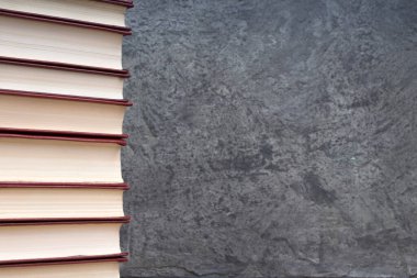 gri beton arka plan üzerinde kitap yığını. Okula geri dön. Eğitim. Metin için alan kopyalama