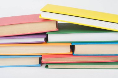 Kitap istifleme. Açık kitap, beyaz arka plan üzerinde ciltli kitap. Okula dönüş. Metin için yer kopyalayın