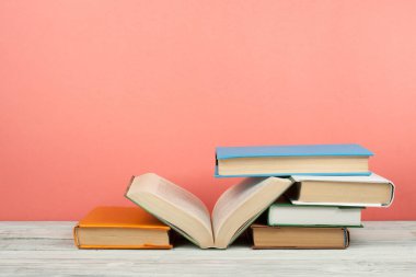 Açık kitap, ahşap masa üzerinde renkli ciltli kitap. Okula dönüş. Metin için yer kopyalayın. Eğitim iş kavramı