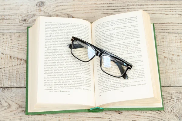Open Book Hardback Books Glasses Wooden Table Back School Education — Stock Photo, Image