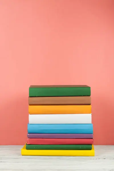 Pilha Livros Livros Coloridos Hardback Sobre Mesa Madeira Fundo Azul — Fotografia de Stock