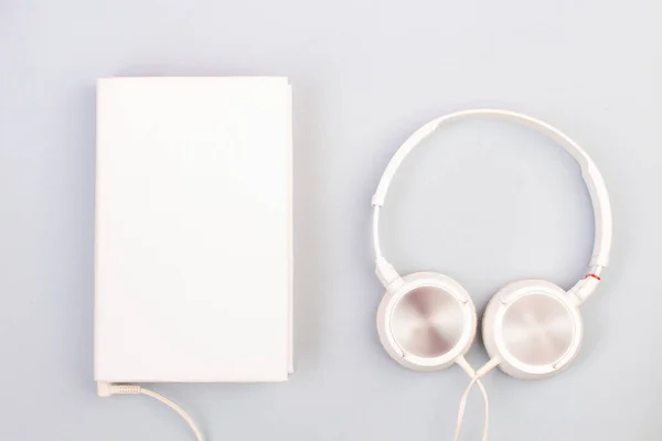 Kopfhörer Handy Idiobuch Kaffeetasse Auf Weißem Hintergrund Der Begriff Freizeit — Stockfoto