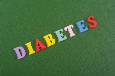 Diabetetes kelime yeşil arka plan üzerinde renkli abc alfabe blok ahşap harfler, reklam metni için kopya alanı üzerinden oluşur. Öğrenme İngilizce kavramı