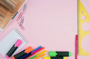 Okula dönelim. Pembe masadaki kırtasiye malzemesi. Fotokopi alanı olan ofis masası. Düz yatıyordu