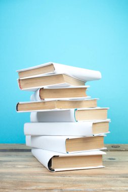 Açık bir kitap, mavi arka planda kitaplar. Okula dönelim. Eğitim. Metin için alanı kopyala