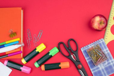 Okula dönelim. Kırmızı masadaki kırtasiye malzemesi. Fotokopi alanı olan ofis masası. Düz yatıyordu