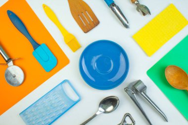 Mutfak gereçleri beyaz ahşap mutfak masasında. Aletler. Üst görünüm