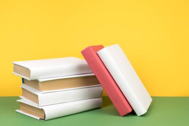 Kitap istifleme. Ahşap masa ve yeşil arka plan açık ciltli kitap. Okula dönüş. Kopya alanı reklam metni için