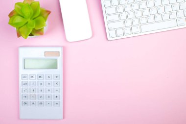 Bilgisayarlı pembe ofis masası, kalem ve bir fincan kahve, bir sürü şey. Kopyalama alanı olan üst görünüm