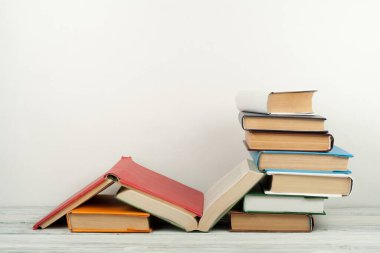 Açık kitap, ahşap masa üzerinde renkli ciltli kitap. Okula dönüş. Metin için yer kopyalayın. Eğitim iş kavramı