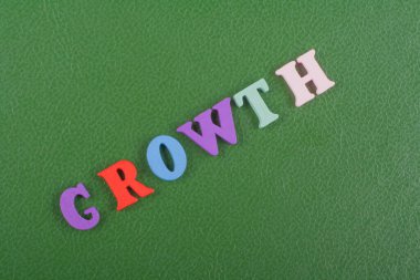 Renkli alfabe bloğu tahta harflerden oluşan yeşil arkaplan kelimesi reklam metinleri için kopyalama alanı. İngilizce öğrenme kavramı