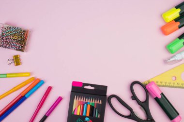 Okula dönelim. Pembe masadaki kırtasiye malzemesi. Fotokopi alanı olan ofis masası. Düz yatıyordu