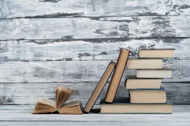 Renkli kitap yığını. Eğitim arka plan. Okula dönüş. Kitap, ahşap masa üzerinde renkli ciltli kitap. Eğitim iş kavramı. Metin için yer kopyalayın